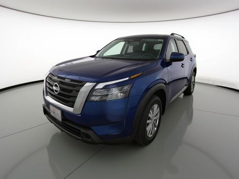 Used 2025 Nissan Pathfinder SV image 3