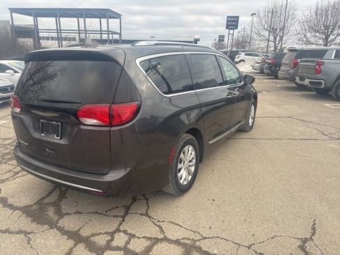 Used 2018 Chrysler Pacifica Touring-L image 3