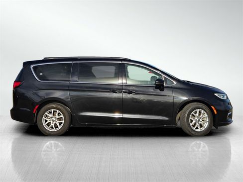 Used 2022 Chrysler Pacifica Touring-L image 3