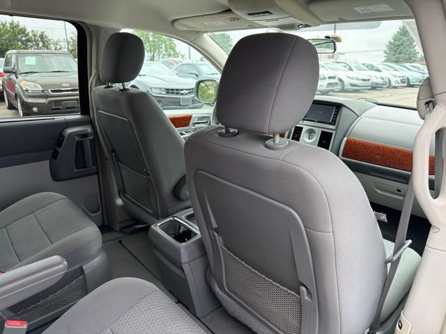 Used 2009 Chrysler Town & Country Touring w/ Entertainment Group #2 FWD image 23