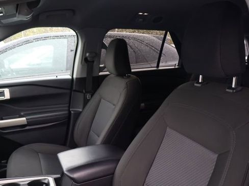 Used 2023 Ford Explorer XLT AWD/4WD image 6
