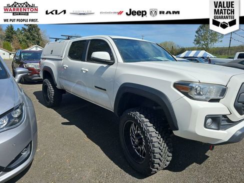 Used 2017 Toyota Tacoma TRD Off-Road w/ Premium & Technology Package AWD/4WD image 9