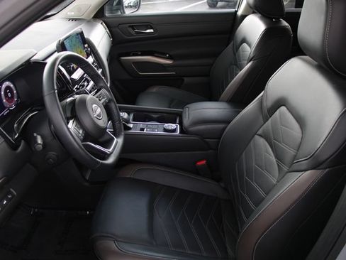 Certified 2024 Nissan Pathfinder Platinum AWD/4WD image 16