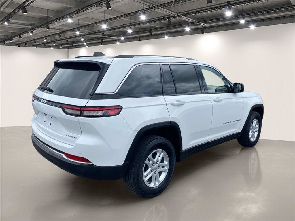Used 2023 Jeep Grand Cherokee Laredo AWD/4WD image 7