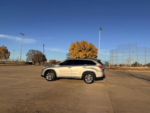 Used 2014 Toyota Highlander XLE image 6