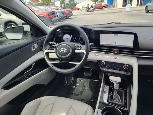 Used 2025 Hyundai Elantra Limited FWD image 16