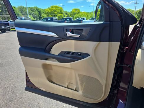 Certified 2019 Toyota Highlander XLE AWD/4WD image 32
