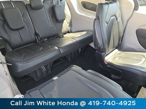 Used 2018 Chrysler Pacifica Touring-L w/ Premium Audio Group FWD image 18