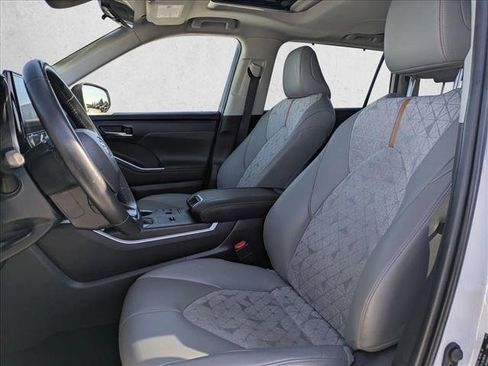 Used 2023 Toyota Highlander Bronze Edition AWD/4WD image 16