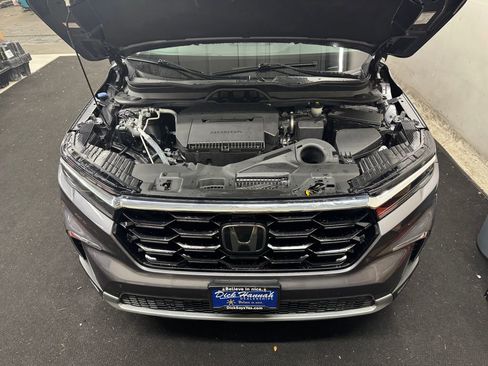 Used 2023 Honda Pilot Touring image 11