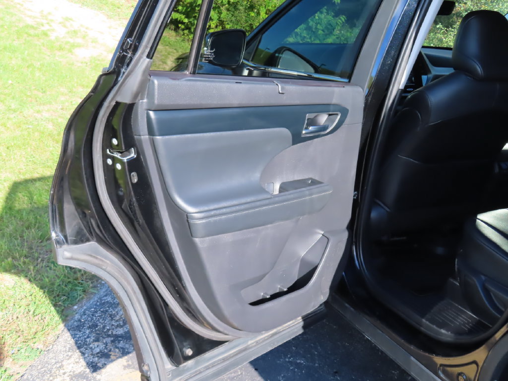 Used 2021 Toyota Highlander XLE AWD/4WD image 33