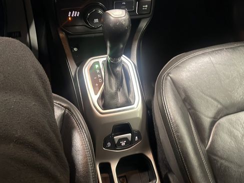 Used 2019 Jeep Renegade Limited w/ UConnect 8.4 Nav Group AWD/4WD image 11