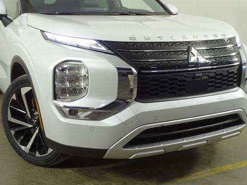 Used 2024 Mitsubishi Outlander SE image 43