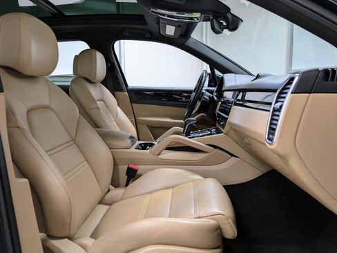 Used 2022 Porsche Cayenne image 24