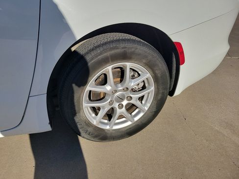 Used 2023 Chrysler Voyager LX image 9