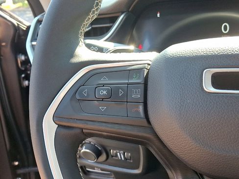 Certified 2023 Jeep Grand Cherokee Laredo w/ Luxury Tech Group I AWD/4WD image 9