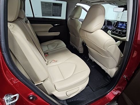 Used 2022 Toyota Highlander XLE image 38