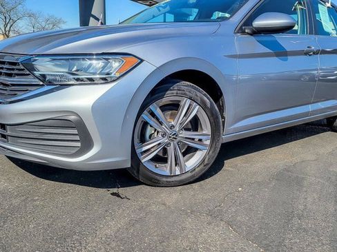 Used 2024 Volkswagen Jetta SE image 3