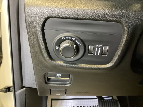 Used 2024 Jeep Grand Cherokee Altitude image 21