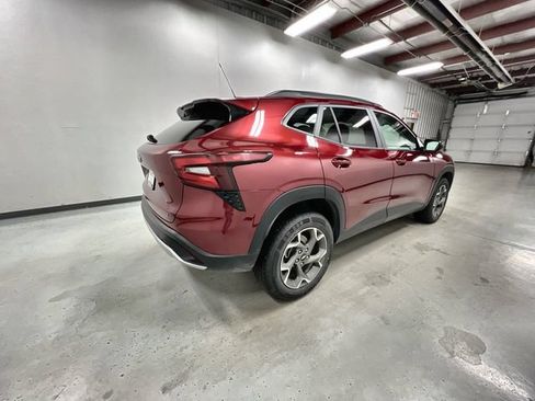Used 2025 Chevrolet Trax LT FWD image 8