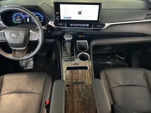 Certified 2025 Toyota Sienna Limited FWD image 17