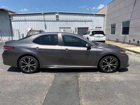 Used 2018 Toyota Camry SE FWD image 5
