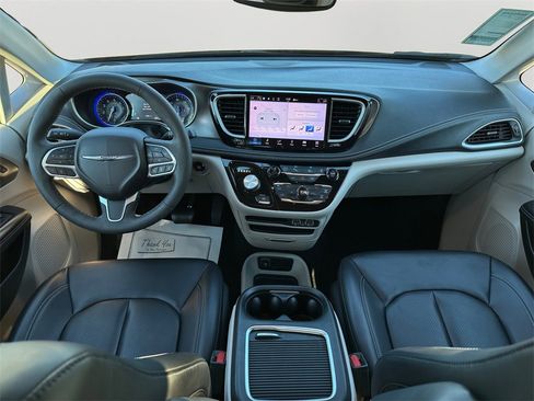 Used 2023 Chrysler Pacifica Touring-L image 17
