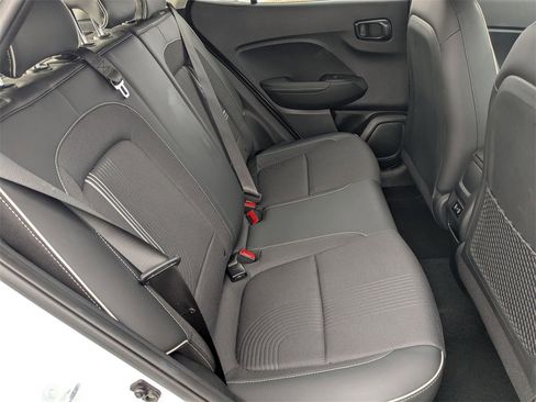 Used 2025 Hyundai Venue Limited image 33