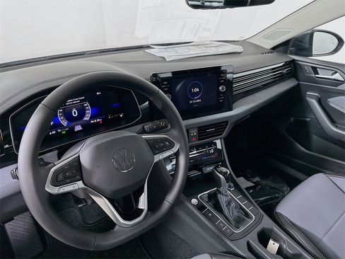 Used 2025 Volkswagen Jetta SE image 10