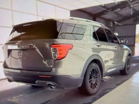 Used 2020 Ford Explorer Limited RWD image 3