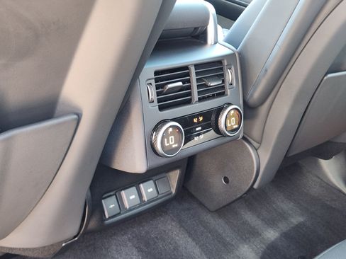 Used 2024 Land Rover Discovery Dynamic SE AWD/4WD image 29
