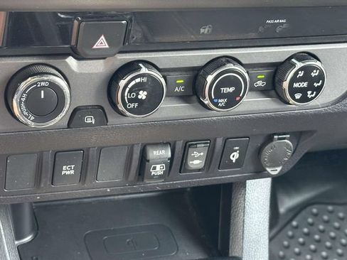 Used 2018 Toyota Tacoma TRD Sport AWD/4WD image 21