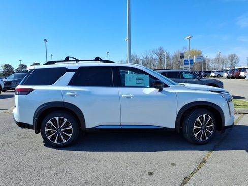 New 2026 Nissan Pathfinder Platinum AWD/4WD image 2
