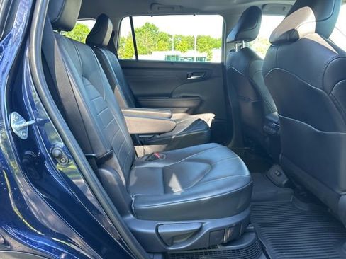 Used 2021 Toyota Highlander XLE AWD/4WD image 34