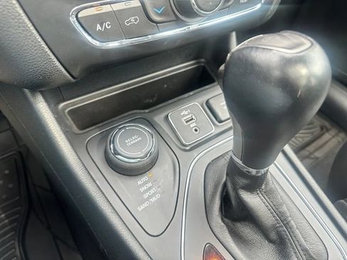 Used 2022 Jeep Cherokee Latitude Lux w/ Sun & Sound Group AWD/4WD image 28