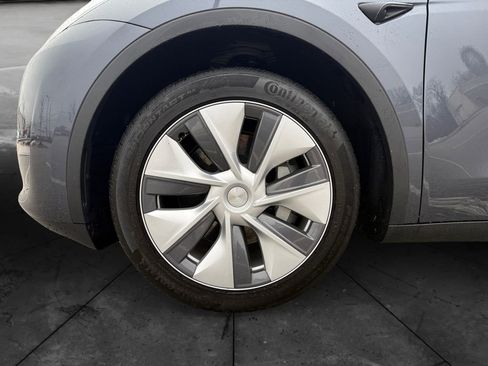 Used 2023 Tesla Model Y 2WD image 14