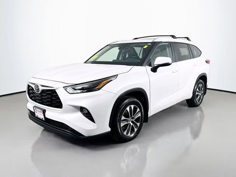 Certified 2023 Toyota Highlander XLE image 2
