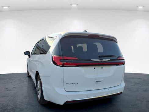 Used 2024 Chrysler Pacifica Touring-L FWD image 18