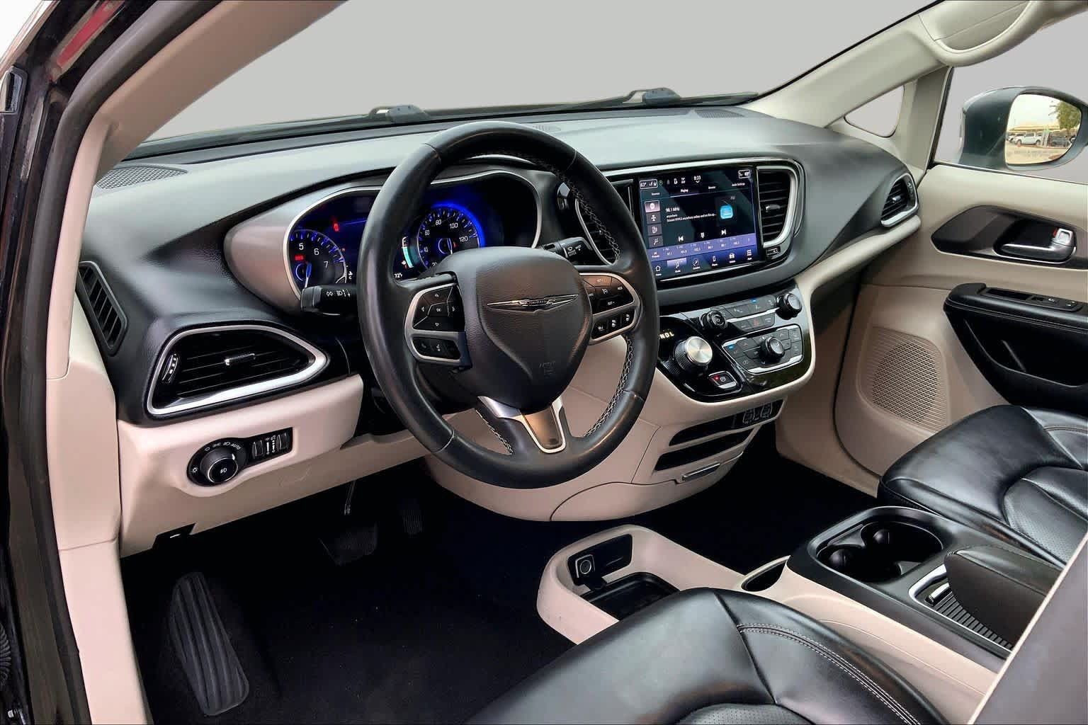 Used 2023 Chrysler Pacifica Touring-L FWD image 18