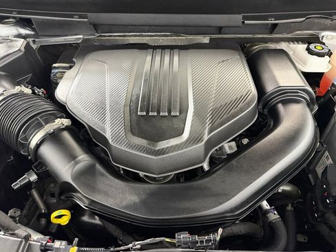 Used 2025 Chevrolet Traverse LT FWD image 37