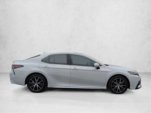 Used 2023 Toyota Camry SE image 4