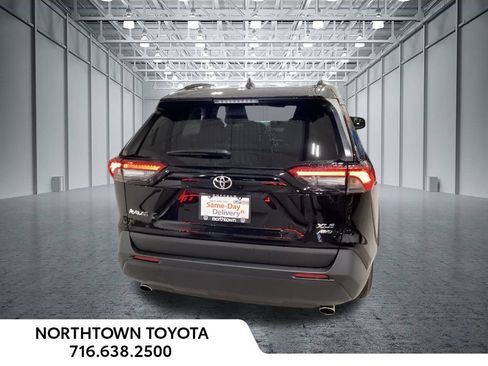 Used 2025 Toyota RAV4 XLE AWD/4WD image 6