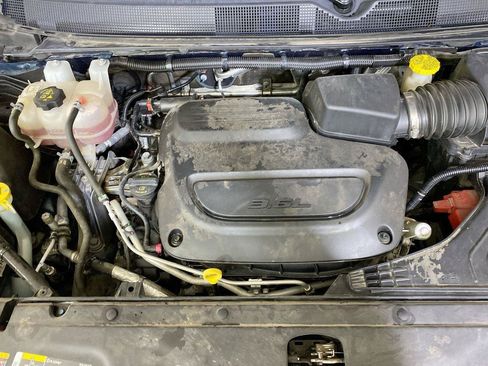 Used 2023 Chrysler Pacifica Touring-L FWD image 2