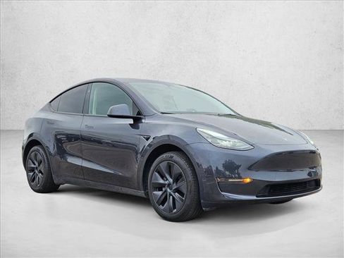 Used 2025 Tesla Model Y Long Range AWD/4WD image 3