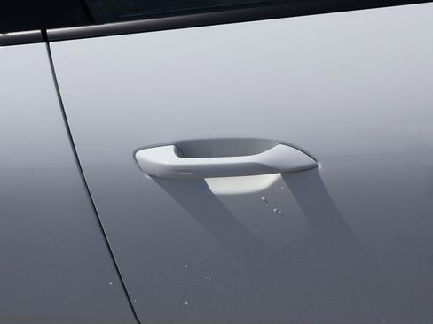 New 2025 Porsche Macan Electric image 18