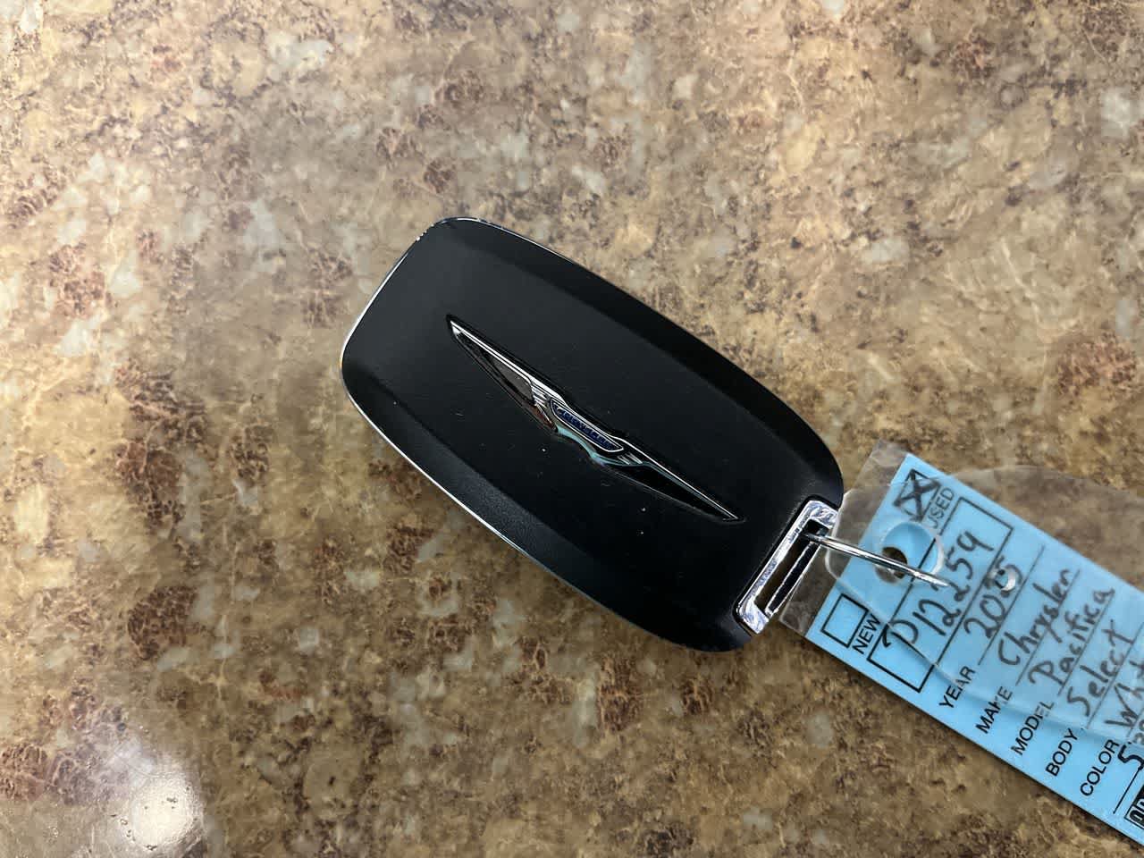 Used 2025 Chrysler Pacifica Select FWD image 24