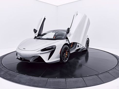 Used 2023 McLaren Artura RWD image 21