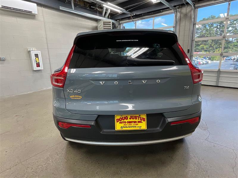 Used 2021 Volvo XC40 T4 Momentum FWD image 4