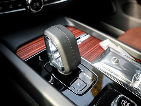 Used 2025 Volvo V60 B5 Cross Country Plus image 26