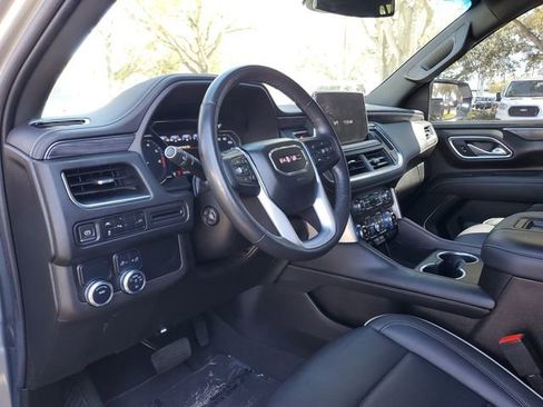 Used 2021 GMC Yukon XL SLT w/ SLT Premium Package image 19